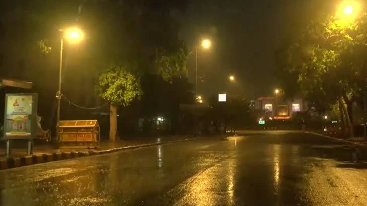 दिल्ली-एनसीआर में बारिश से बदला मौसम, गर्मी से मिली राहत