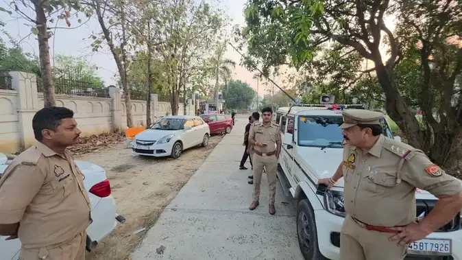 अंबेडकरनगर: दो बाइकों और कार की टक्कर में 8 की दर्दनाक मौत
