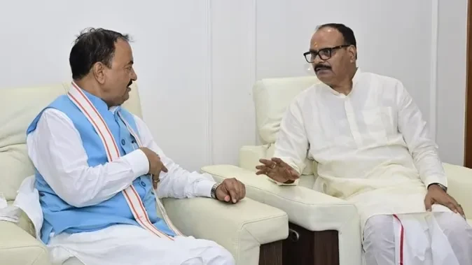 दिल्ली से लखनऊ आ रही इंडिगो फ्लाइट भोपाल डायवर्ट, ब्रजेश पाठक-केशव मौर्य थे सवार