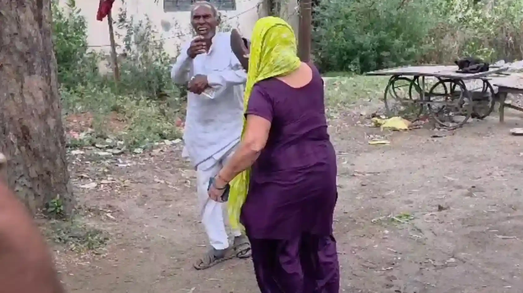 मुजफ्फरनगर: अवैध शराब बिक्री के आरोप पर महिला-बुजुर्ग भिड़े, पुलिस ने कराया शांत