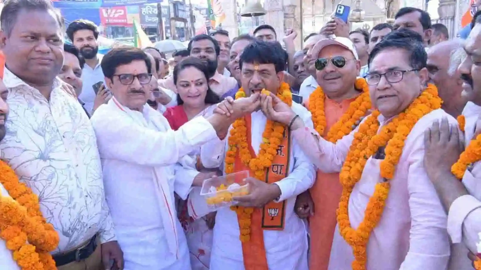 बंगाल में जीत के बाद मुजफ्फरनगर में BJP का जश्न, मंत्री ने बांटी झालमुड़ी