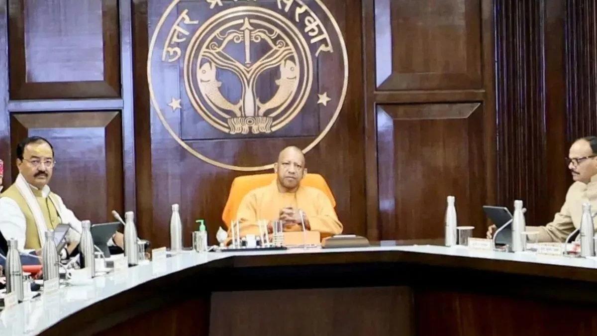 योगी कैबिनेट के 29 बड़े फैसले: नई तबादला नीति मंजूर, टेक्सटाइल पार्क और यूनिवर्सिटी को हरी झंडी