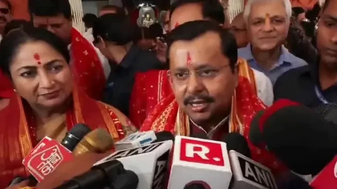 भाजपा की जीत पर कालीबाड़ी मंदिर पहुंचे नितिन नवीन और रेखा गुप्ता