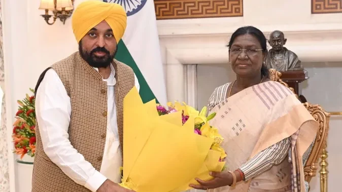 पंजाब राजनीति में हलचल, भगवंत मान और बागी नेताओं की राष्ट्रपति से अलग-अलग मुलाकात
