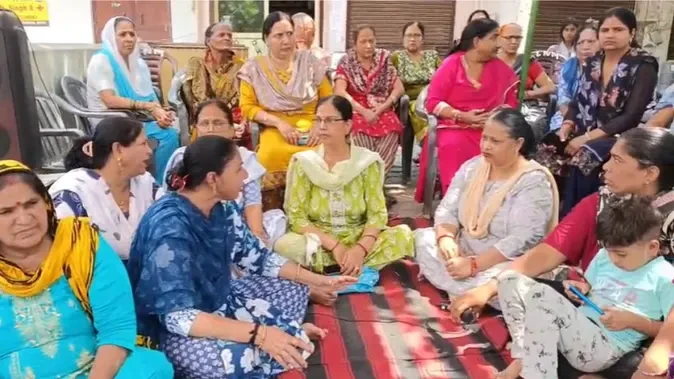 मेरठ में सैटबैक नोटिस के खिलाफ महिलाओं का धरना, रोजगार पर संकट