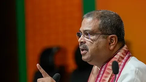 “बंदूक की नोक पर लोकतंत्र”: ममता के इस्तीफे से इनकार पर धर्मेंद्र प्रधान का हमला