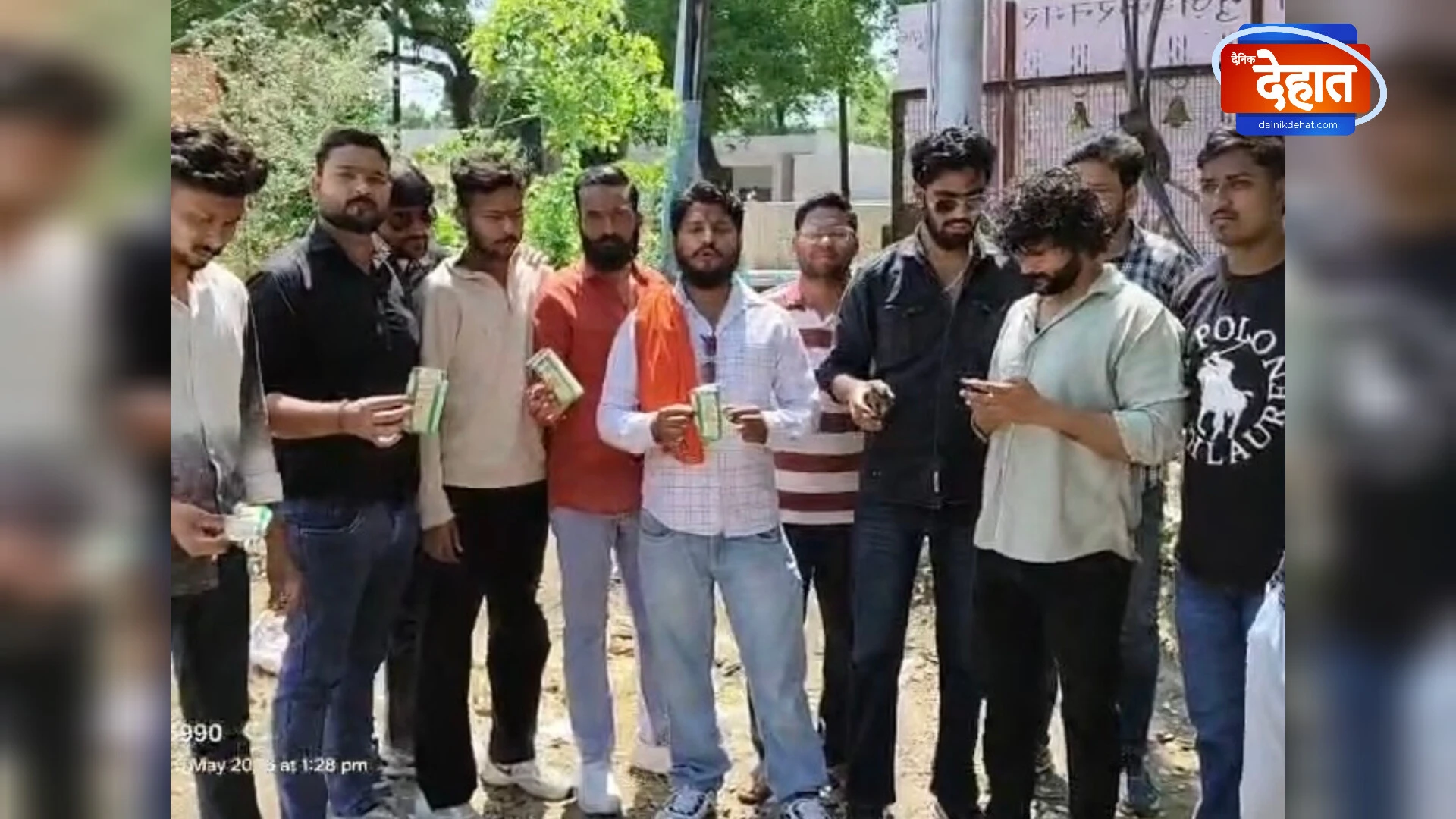 मुजफ्फरनगर में मंदिरनुमा ढांचे पर बवाल, हिंदू संगठनों का नगर पालिका के खिलाफ प्रदर्शन