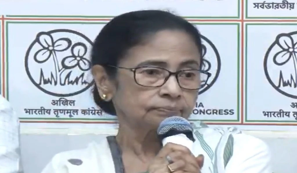 चुनावी हार के बाद भी पद पर डटीं ममता, कहा- हटाना है तो बर्खास्त करो