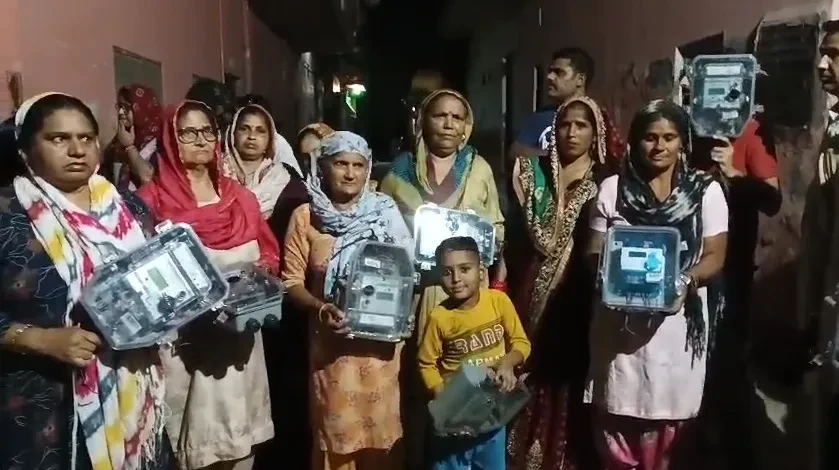 मुजफ्फरनगर में स्मार्ट मीटर को लेकर बवाल, ग्रामीणों ने उखाड़े मीटर