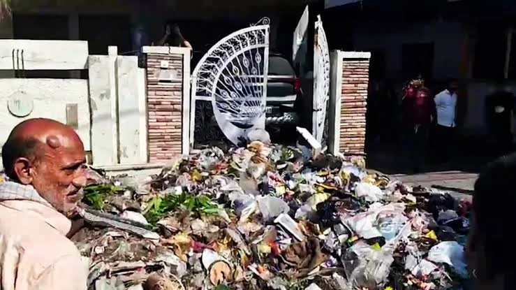 कूड़ा विवाद में बड़ा एक्शन: कांग्रेस नेता गिरफ्तार, परिवार बोला- छत का किराया क्यों दें