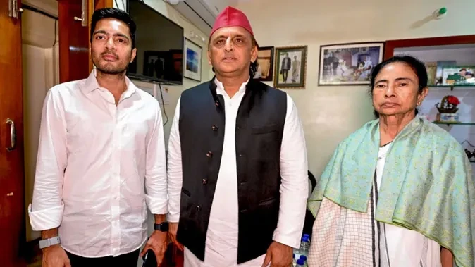 बंगाल में चुनावी हार के बाद ममता से मिले अखिलेश यादव, बीजेपी पर साधा निशाना