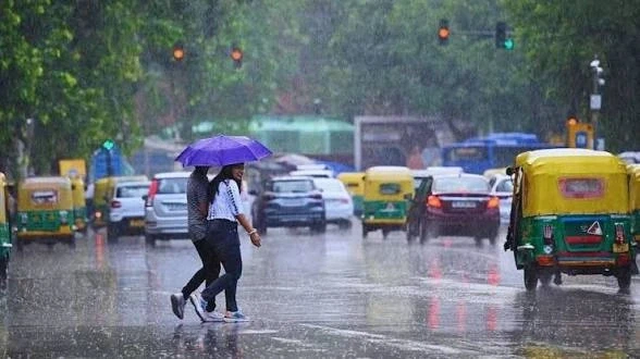उत्तर प्रदेश में मौसम बदला, कई जिलों में बारिश और ठंड बढ़ी
