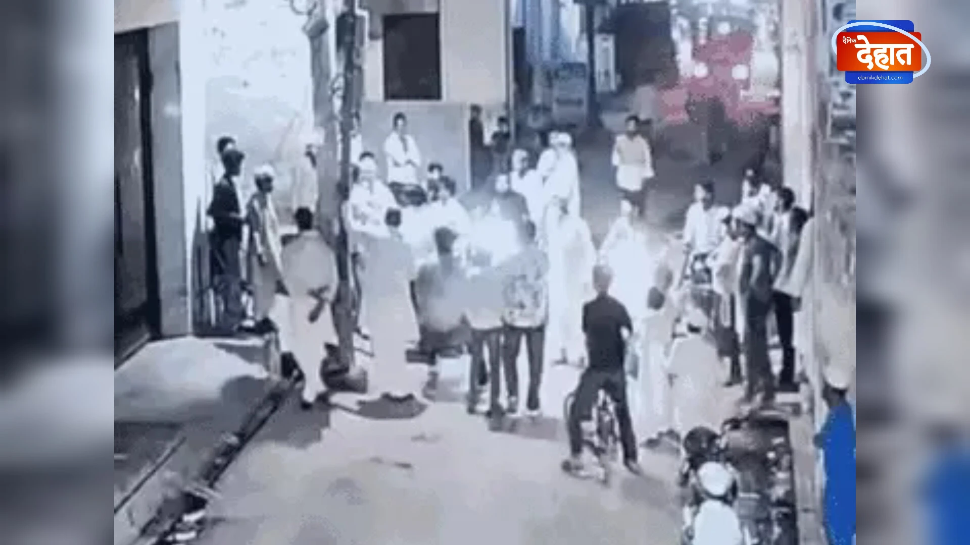 चरथावल कस्बे में तनाव, सड़क पर दो गुटों के बीच जमकर संघर्ष