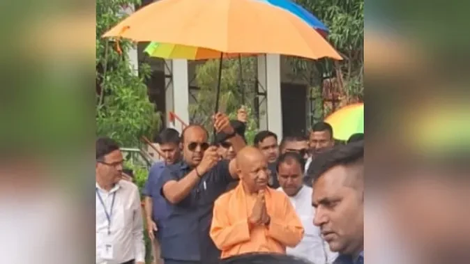पंचूर में सीएम योगी का देसी अंदाज, ग्रामीणों से बोले- “सब भात खैकन जरूर जाईं”