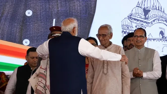 कौन हैं 98 वर्षीय माखनलाल सरकार? जिनसे पीएम मोदी ने लिया आशीर्वाद