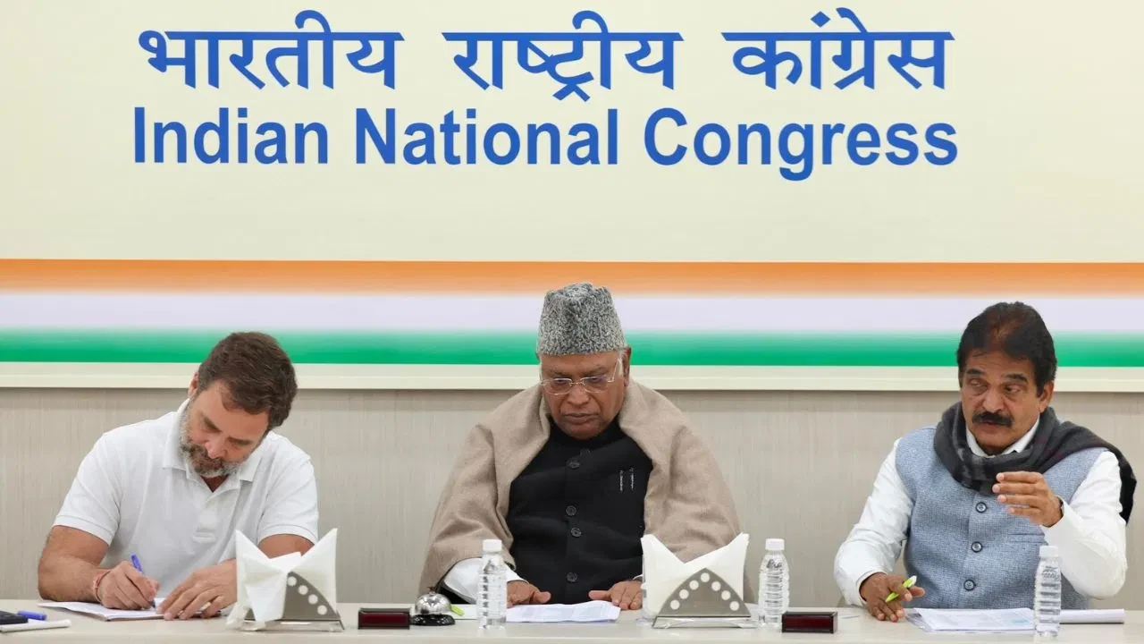 केरल में मुख्यमंत्री पद पर सस्पेंस बरकरार, दिल्ली में कांग्रेस की अहम बैठक
