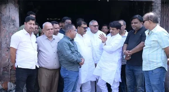 मुजफ्फरनगर: अग्निकांड प्रभावित व्यापारियों से मिले मंत्री कपिल देव अग्रवाल