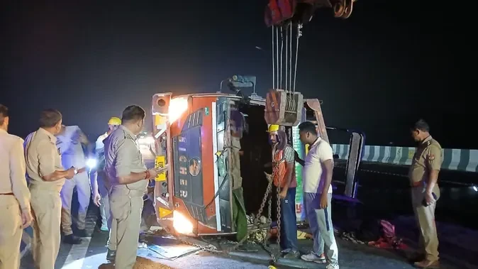 हापुड़ में गंगा एक्सप्रेसवे पर दर्दनाक हादसा, मासूम समेत 3 की मौत