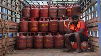 आगरा: नए घरेलू गैस कनेक्शन पर लगी रोक, सिर्फ पुराने हो सकेंगे ट्रांसफर