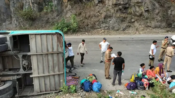 बदरीनाथ हाईवे पर बड़ा हादसा, चारधाम यात्रा से लौट रही बस पलटी; 7 यात्री घायल