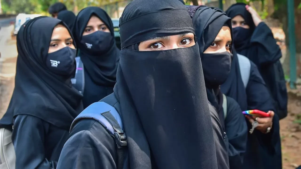 स्कूल में धार्मिक गतिविधियों के आरोप, बीएसए ने तीन शिक्षकों को किया निलंबित