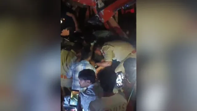 गंगा एक्सप्रेसवे पर भीषण हादसा, डबल डेकर बस पलटी, एक की मौत