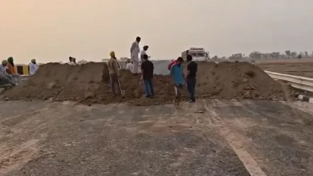 दिल्ली-कटरा एक्सप्रेसवे पर मिट्टी डालकर अवरोध, NHAI ने जेसीबी से खुलवाया रास्ता