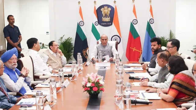 ऊर्जा आपूर्ति पर सरकार की नजर, राजनाथ सिंह बोले- घबराने की जरूरत नहीं