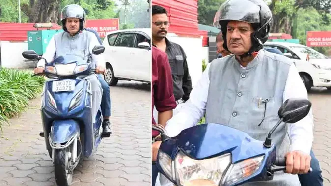 देहरादून में कृषि मंत्री गणेश जोशी ने छोड़ी सरकारी गाड़ी, स्कूटी से पहुंचे दफ्तर