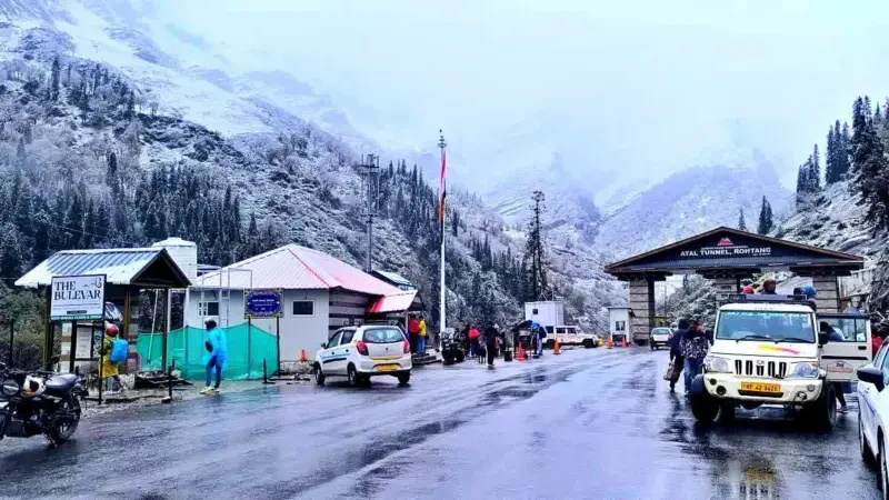 हिमाचल में मौसम का कहर, बर्फबारी और ओलावृष्टि से जनजीवन प्रभावित