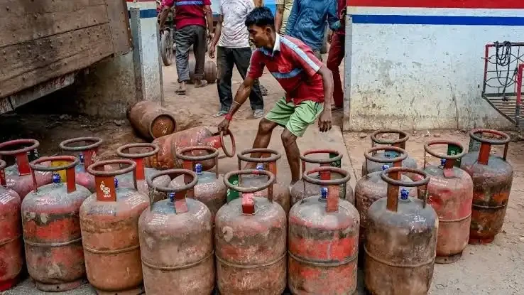 उत्तराखंड में गैस सिलेंडर की जमाखोरी बढ़ी, दो दिन में 12 हजार अतिरिक्त बुकिंग