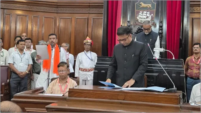 पश्चिम बंगाल विधानसभा में नवनिर्वाचित विधायकों ने ली शपथ, शुभेंदु ने नंदीग्राम सीट छोड़ी