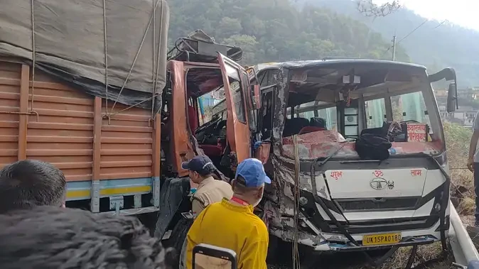 बदरीनाथ हाईवे पर बस-ट्रक की जोरदार टक्कर, हाईवे पर लगा लंबा जाम