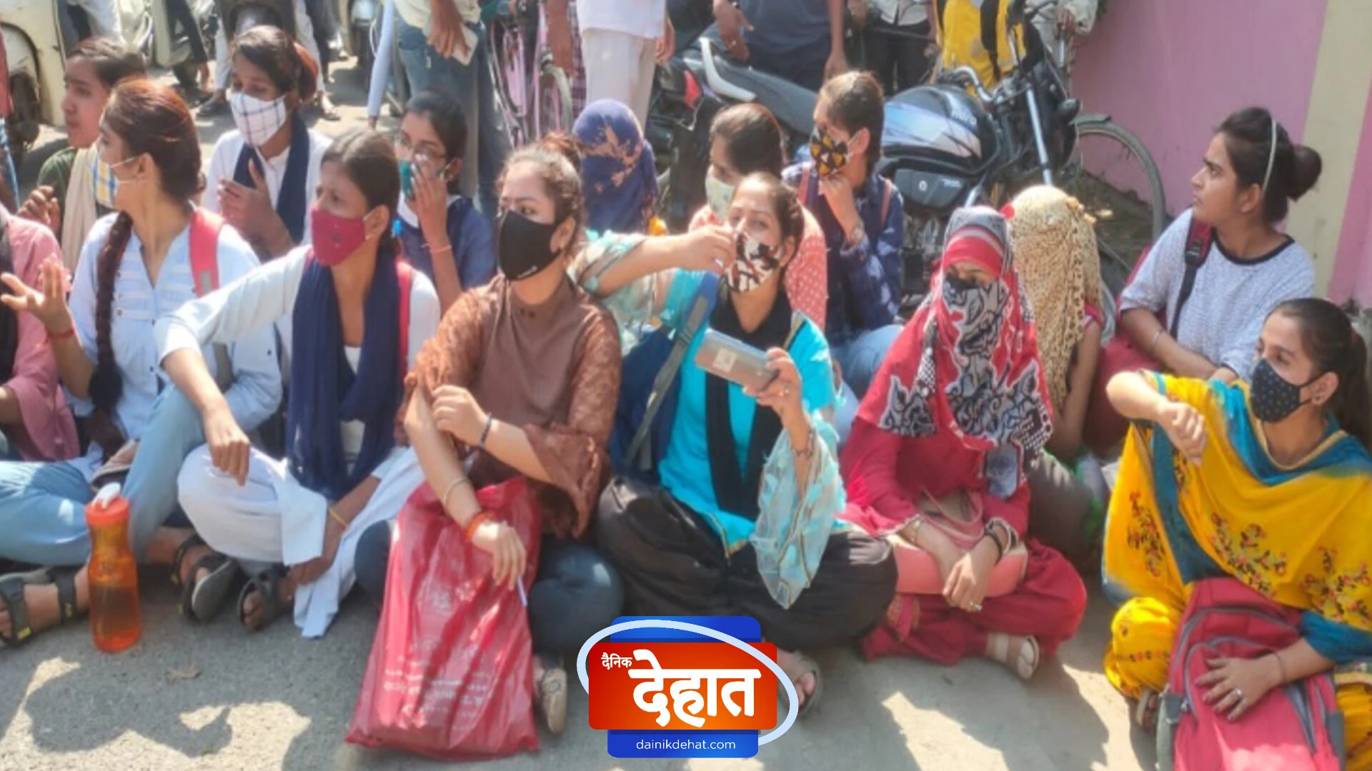 मुजफ्फरनगर: बाबा डिग्री कॉलेज पर प्रैक्टिकल में गड़बड़ी के आरोप, छात्रों का प्रदर्शन