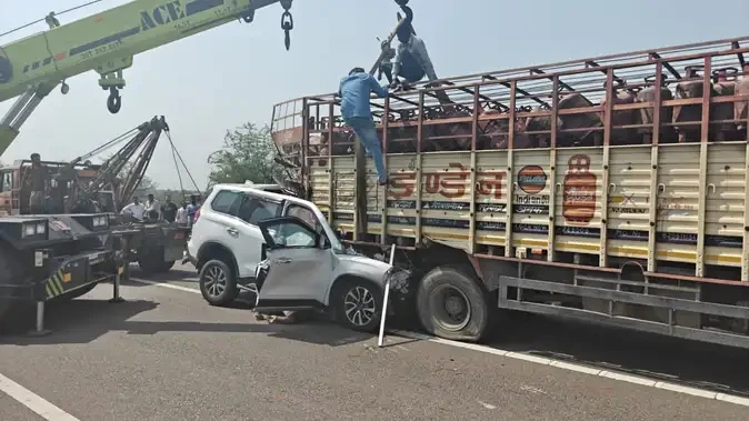 बुंदेलखंड एक्सप्रेसवे पर भीषण हादसा, स्कॉर्पियो ट्रक से टकराई, 4 की मौत