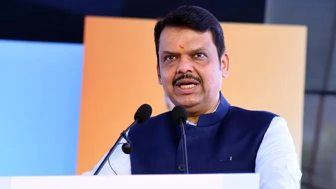 नेताओं की सादगी की मिसाल: फडणवीस बाइक से, मंत्री पैदल पहुंचे मंत्रालय
