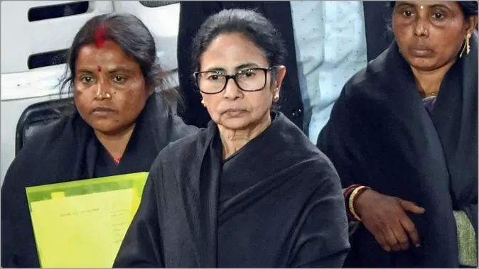 ममता बनर्जी वकील की ड्रेस में पहुंचीं कलकत्ता हाई कोर्ट, पीआईएल पर सुनवाई जारी