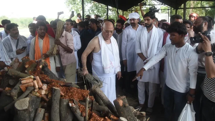 प्रतीक यादव पंचतत्व में विलीन, ससुर अरविंद सिंह बिष्ट ने दी मुखाग्नि