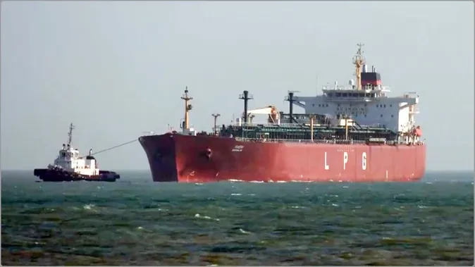 होर्मुज से सुरक्षित निकले भारत के दो LPG जहाज, ओमान हमले पर MEA सख्त