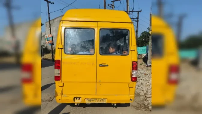मुजफ्फरनगर: एंबुलेंस के नाम पर चल रहा था स्कूली वाहन, परिवहन विभाग ने ठोका जुर्माना