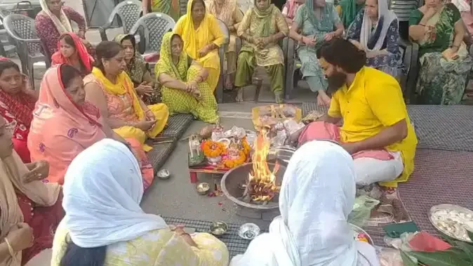 मेरठ सेंट्रल मार्केट मामले पर महिलाओं का विरोध, हवन-पूजन कर जताई नाराजगी