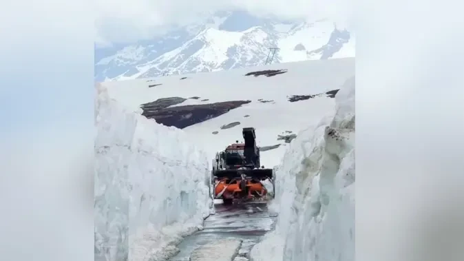 राहनीनाला तक बहाल हुआ रोहतांग मार्ग, बर्फ देखने उमड़े पर्यटक