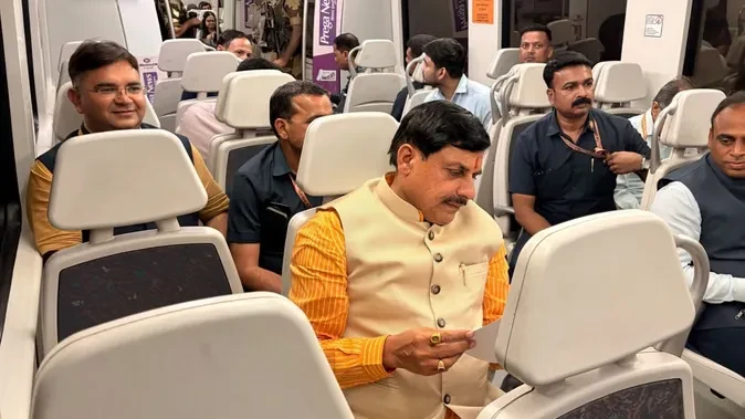 सीएम मोहन यादव ने मेट्रो से किया सफर, पीएम मोदी की अपील का दिखा असर