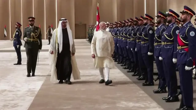 अबू धाबी पहुंचे पीएम मोदी, शेख मोहम्मद बिन जायद से की मुलाकात