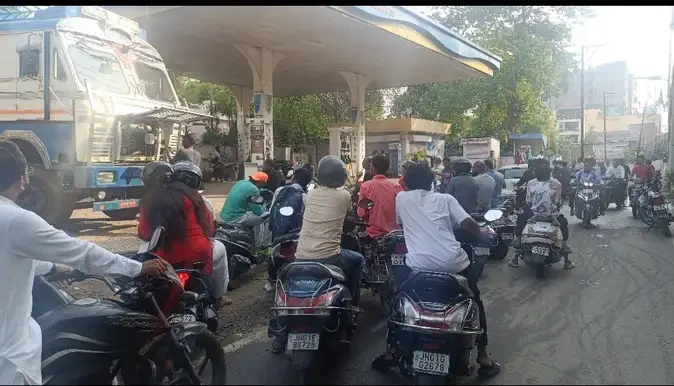 रांची में पेट्रोल-डीजल की बढ़ी कीमतों से हड़कंप, पंपों पर लगी लंबी कतारें