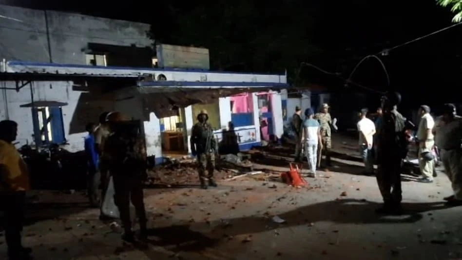 पश्चिम बंगाल: आसनसोल में लाउडस्पीकर बंद कराने पहुंची पुलिस पर पथराव