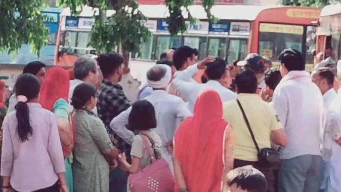 एआरटीओ ने बस सीज की तो भड़के श्रद्धालु, रुड़की रोडवेज बस अड्डे पर हंगामा