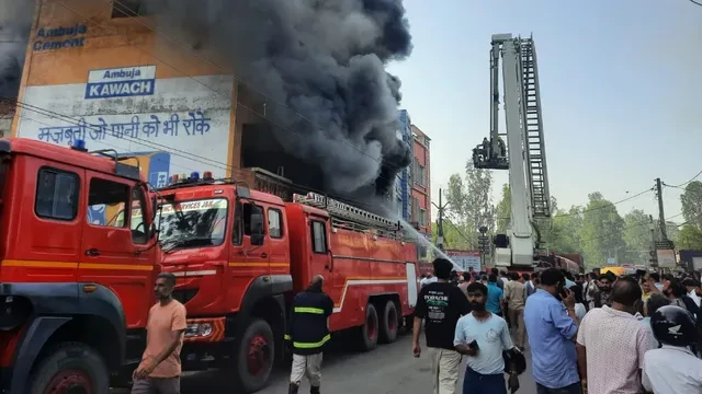 अखनूर में भीषण आग: तीन दुकानें जलकर खाक, दो मकानों को भी नुकसान