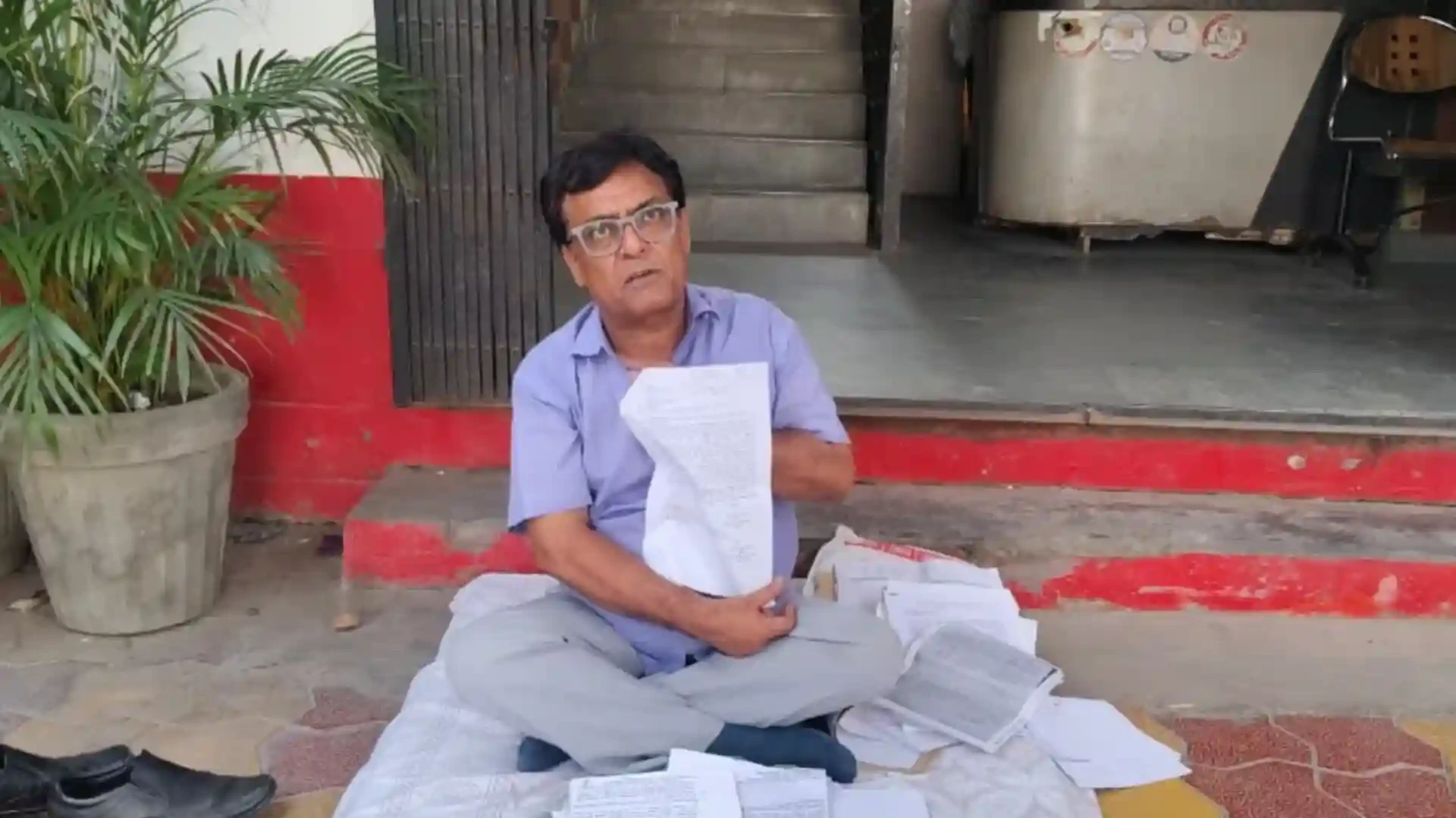 मुजफ्फरनगर: BSA कार्यालय में प्रधान लिपिक का धरना, वेतन रोकने और उत्पीड़न के आरोप