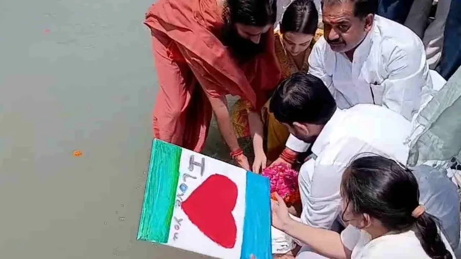 प्रतीक यादव की अस्थियां गंगा में विसर्जित, बेटी के ‘आई लव यू पापा’ कार्ड ने नम की आंखें